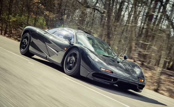 Произведени: 108 бройки

Цена като нов/сега: &pound;540 000/&pound;22 милиона

McLaren F1 несъмнено е най-великият британски хиперавтомобил. Той беше пионер и въпреки че  дебютира преди толкова време,  все още е най-бързият сериен модел на планетата с естествено пълнене (388 км/ч).

Създаден от легендарния F1 инженер Гордън Мъри и проектиран от Питър Стивънс, остана като най-бързата кола в света въобще за седемгодишен период. Детронира го Bugatti Veyron. 

Ще остане завинаги в историята със своя крещящ V12 задвижващ мотор, триместно разположение и конструкция от въглеродни влакна, като последната спести тегло в нереални килограми за онази ера.